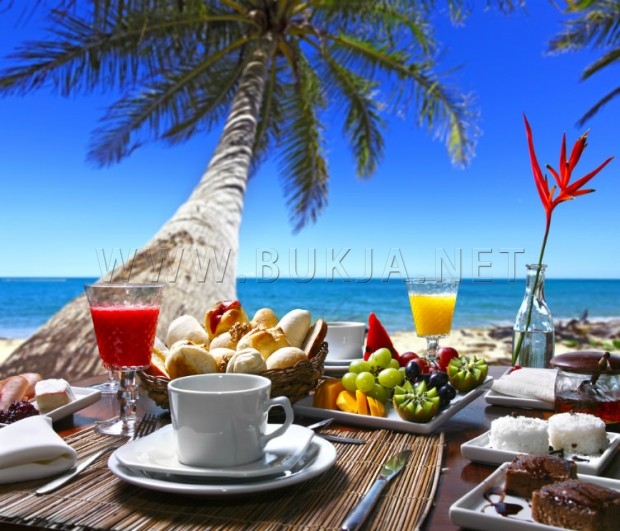 26-صورة-ستجعلك-ترغب-بزيارة-جزر-الملديف-تناول-وجبة-الفطور-على-الشاطئ-بالهواء-الطلق-1