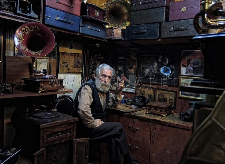 second-prize-this-old-man-maintains-a-gramophone-repair-shop-in-the-grand-bazaar-in-istanbul-he-earns-a-decent-living