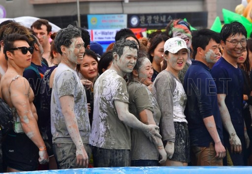 SKOREA-FESTIVAL-MUD